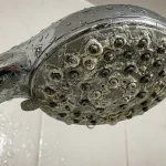 Beli ostanki na glavi prhe ne le pokvarijo videza kopalnice, ampak tudi vašim lasem tiho odvzamejo lesk in volumen. beli-ostanki-na-glavi-prhe-ne-le-pokvarijo-videza-kopalnice.webp.webp