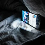 Pametni telefon na boku v temi povzroči čuden optični učinek pametni-telefon-na-boku-v-temi-povzroci-cuden-opticni-ucinek.webp.webp