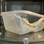 Zakaj ne dajem več plastike v mikrovalovno pečico kljub varnostnim znakom. zakaj-ne-dajem-vec-plastike-v-mikrovalovno-pecico-kljub-varnostnim.webp.webp