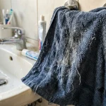 Zakaj običajna brisača za roke uniči vašo kožo obraza? zakaj-obicajna-brisaca-za-roke-unici-vaso-kozo-obraza.webp.webp