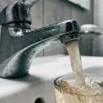 zakaj-se-izkuseni-popotniki-izogibajo-hotelski-vodi-iz-pipe.webp.webp