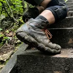 Zakaj se spuščanje po stopnicah spremeni v preizkušnjo za kolena in kako lahko preprosta sprememba koraka reši vaše sklepe zakaj-se-spuscanje-po-stopnicah-spremeni-v-preizkusnjo-za-kolena.webp.webp
